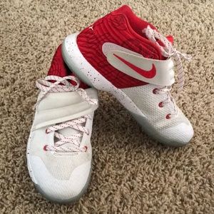 Boys Nike Kyrie 2 shoes size 2Y